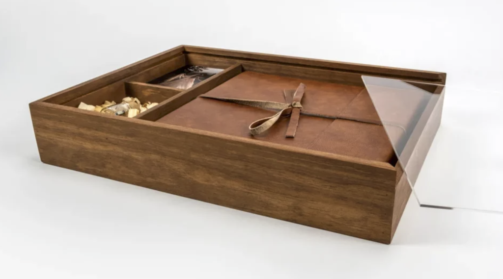 Album en cuir coffret en bois et plexy