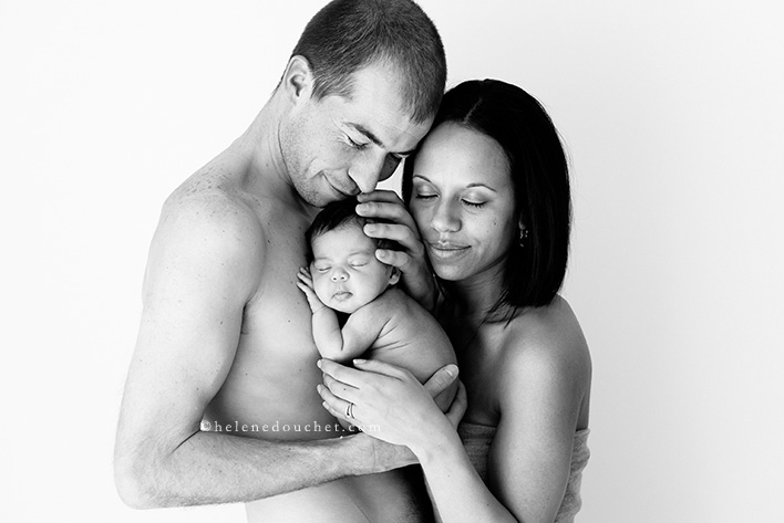 photo famille avec un nouveau-né - noir et blanc- - par Hélène Douchet 