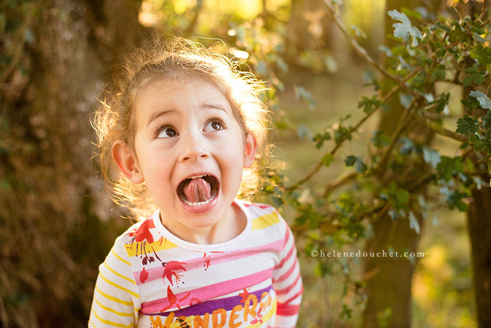 photo enfant qui tire la langue- par Hélène Douchet 