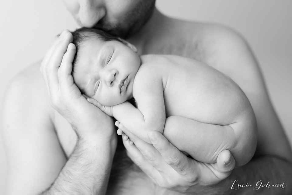 Bbay posing avec les parents - Image fine-art noir et blanc - de Lucia GOHAUD