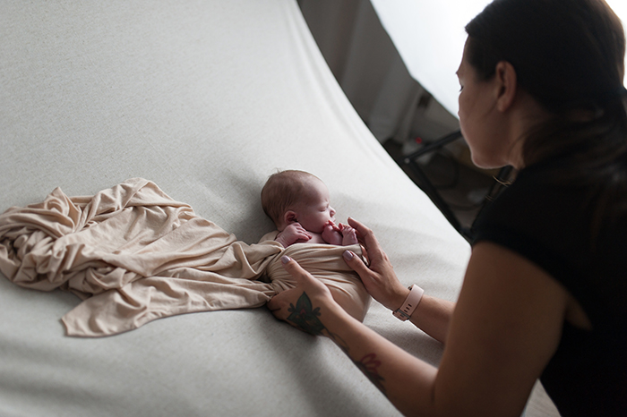 L'utilisation du wrap en photographie de nouveau-né. Un accessoire indispensable !