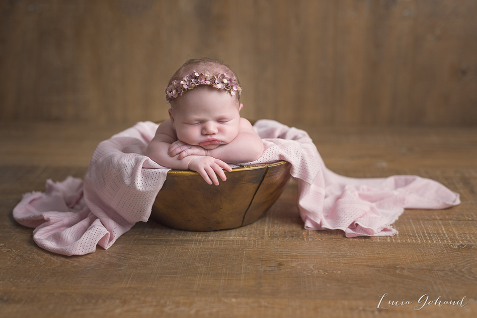 Photo de nouveau-né dans un panier. L'art du baby posing, par Lucia GOHAUD.