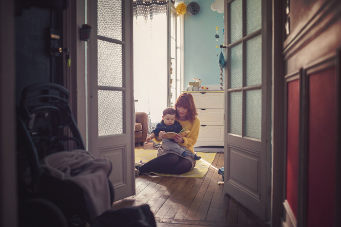 famille jouant dans un chambre - Emilola Photographie