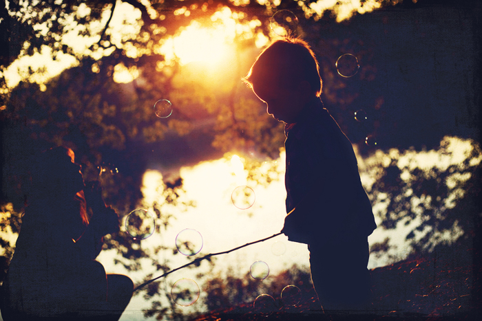 petit garçon en train de pécher, à contre-jour - Par Emilola Photographie