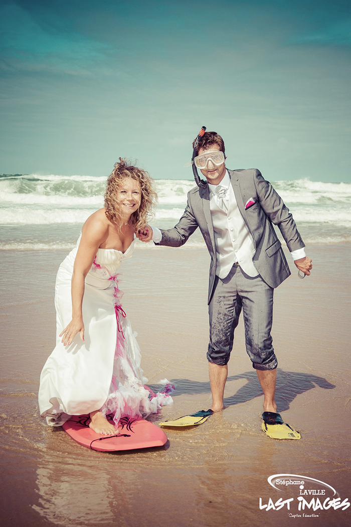 Couple de mariés sur la plage avec palme masque et tuba