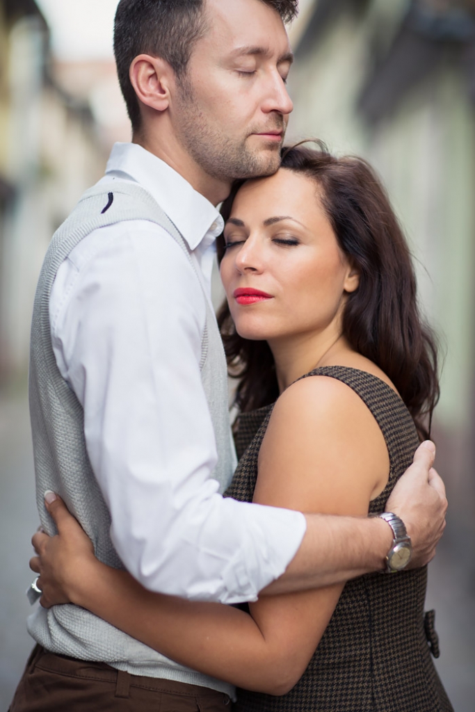 Couple qui se sert dans les bras - par Claude Masselot