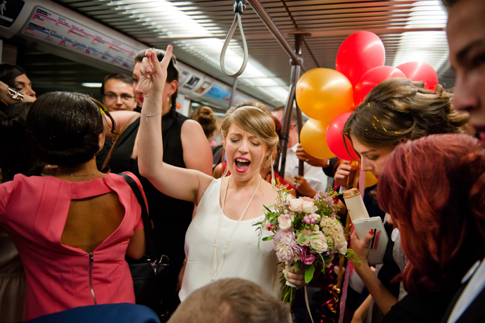 Une mariée dans le métro - photo de Cécile Creiche