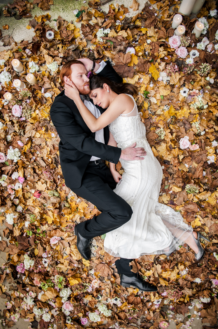 Photo de mariés dans les feuilles - couleurs automnales - par Cecile Creiche