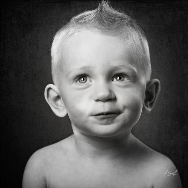 portrait en studio d'un garçon - en noir et blanc