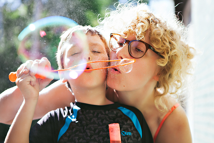 maman et enfant font des bulles