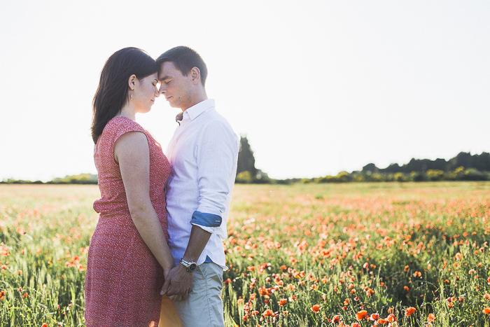 photo de couple devant un champ de coquelicots