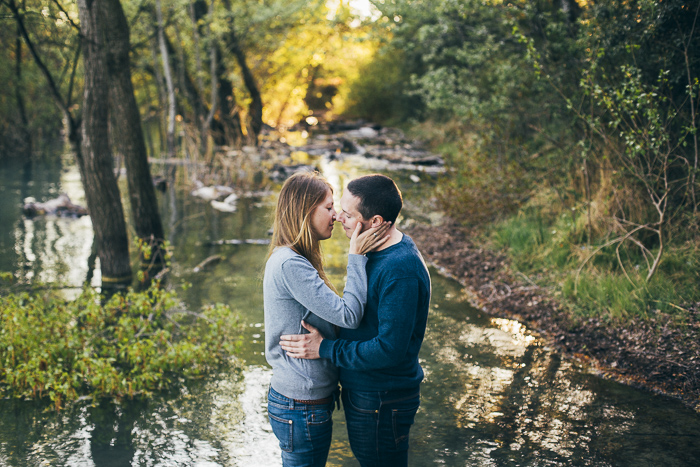 Photo d'un couple amoureux en bord de rivière