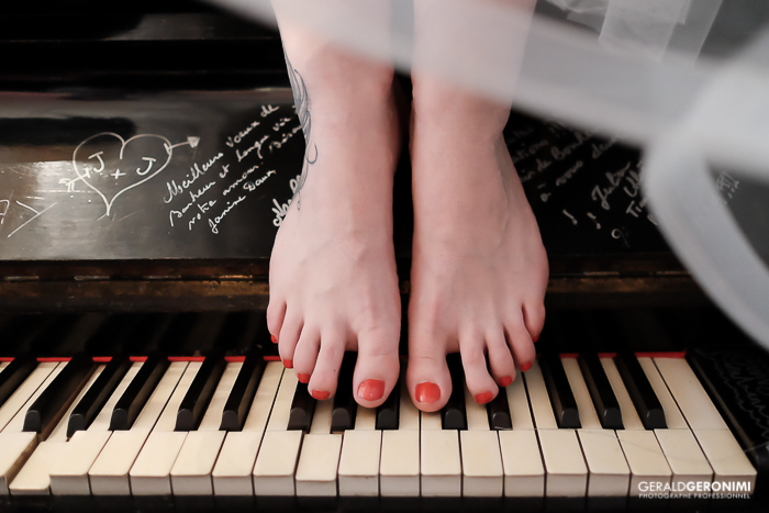 Photo de pieds sur un piano - prise au XT1