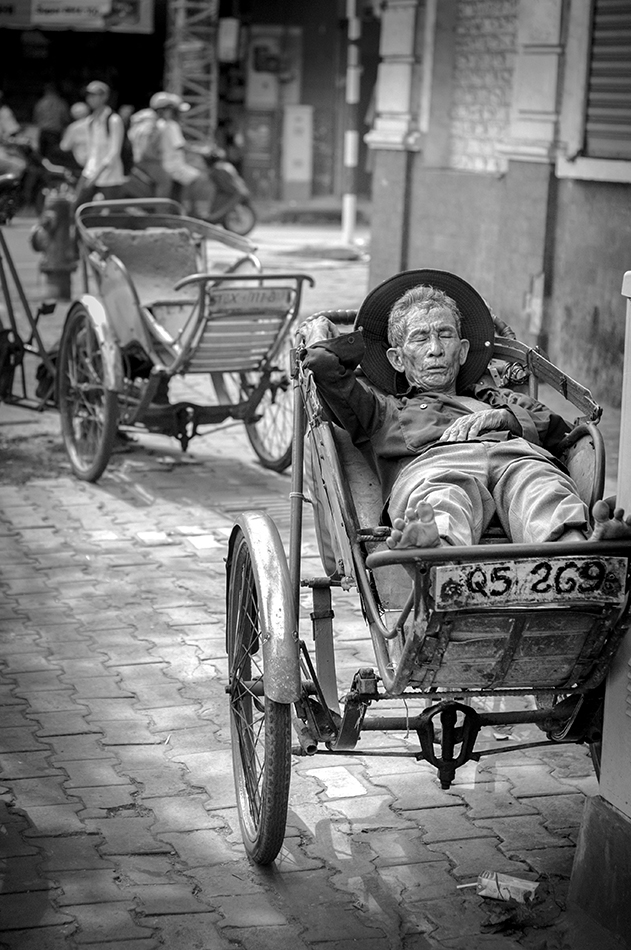 portrait noir et blanc d'un homme dormant dans la rue