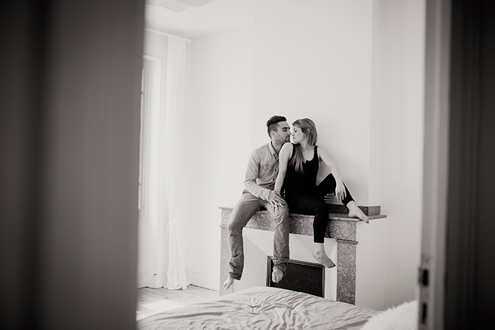 photo d'un couple assis au dessus d'une cheminée