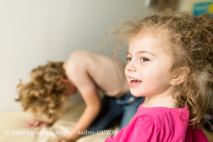 jeune fille autisme et souriante 