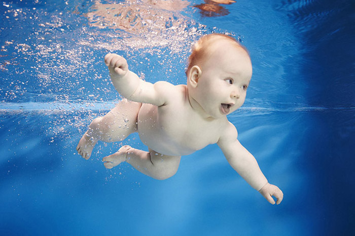 Séance photo d'un bébé sous l'eau