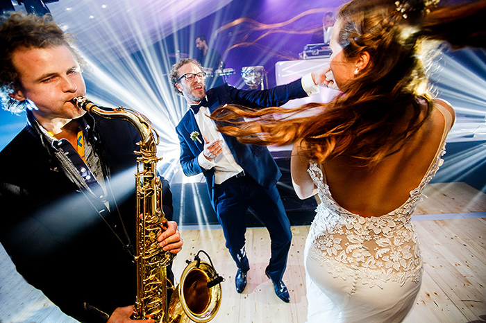 Photo de mirés qui dansent durant leur soirée de mariage.