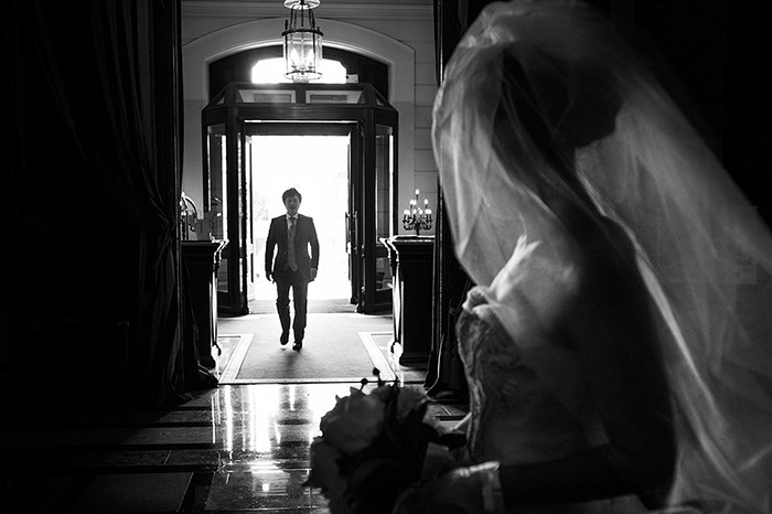 Photo d'un marié qui entre dans l'église, par Jacques Mateos, photographe de mariage