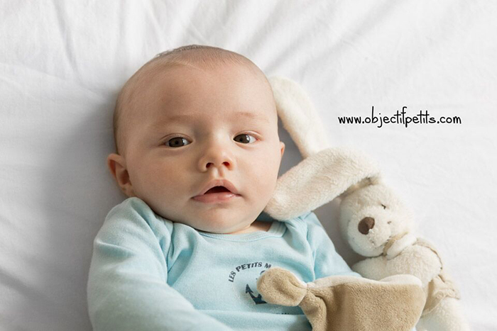 photo d'un bébé et son doudou