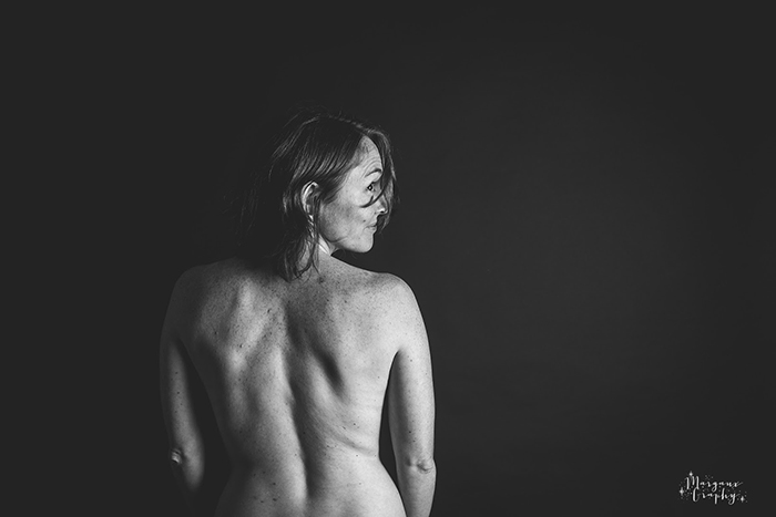 Femme nue, de dos, en noir et blanc, pour le projet photo Simplement Femme