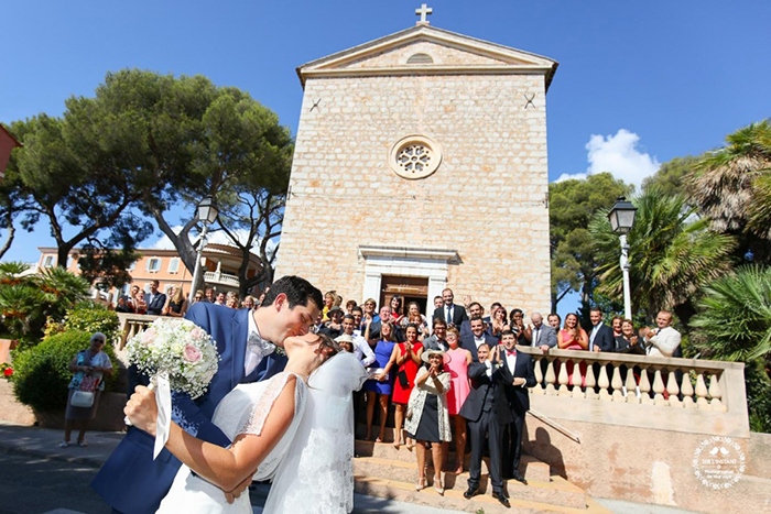 Couple qui s'embrassent devant l'église