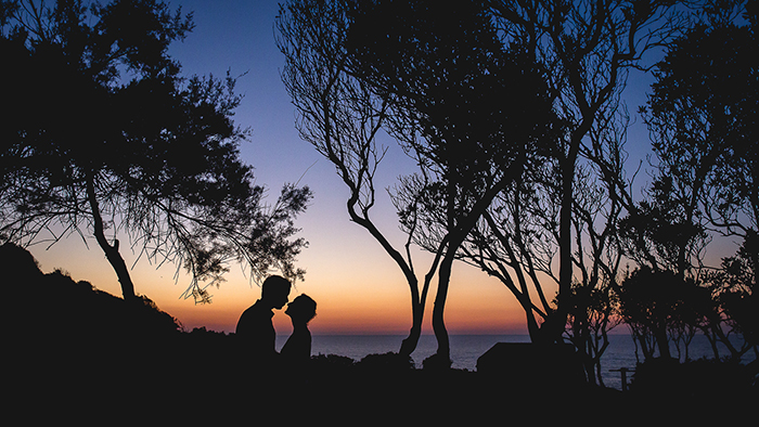 superbe photo de couple à la tombée de la nuit