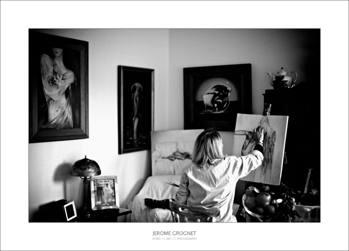 Portrait d'une artiste peintre, photo noir et blanc.