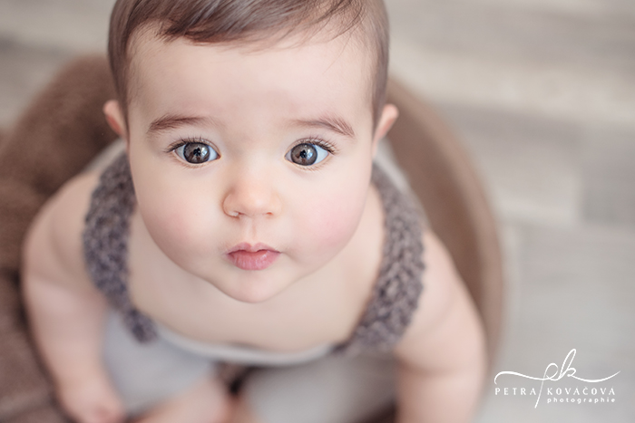 Un superbe bébé avec un beau regard - Photographe spécialiste des bébés : Petra Kovacova