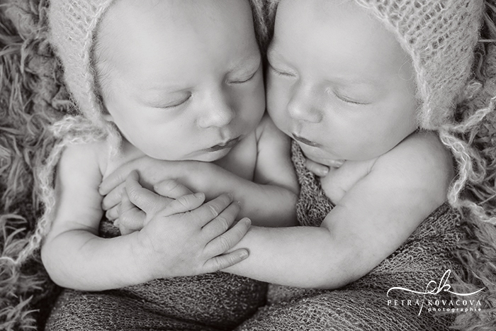 Baby Posing - Photographier des nouveau-nés jumeaux ! Par Petra Kovacova