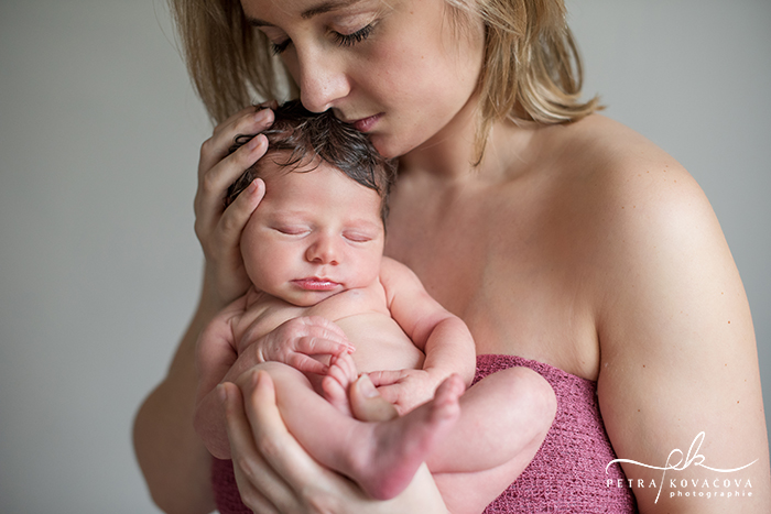 Photo d'une maman câlinant son bébé, un photo de baby posing de Petra Kovacova - photographe en Bretagne