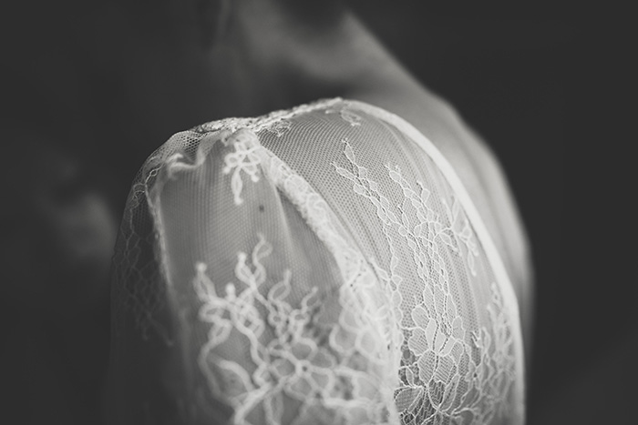 Détail de la dentelle d'une robe de mariée - Une photo noir et blanc signée Sabrina Dupuy