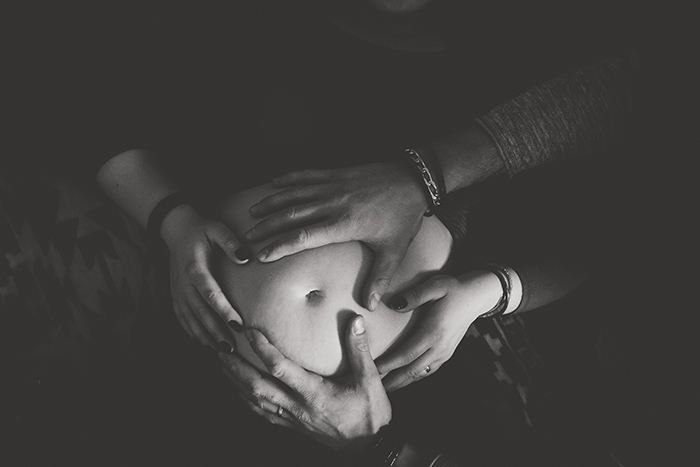 Image du ventre d'une future maman en noir et blanc, photo fine-Art par Sabrina Dupuy, issue de l'interview du photographe du mois