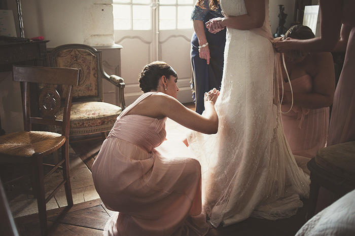 Les préparatifs du mariage, photo des dernières retouches de la robe de mariée - par Sabrina Dupuy Photographe du moi sur portraitoupaysage.com