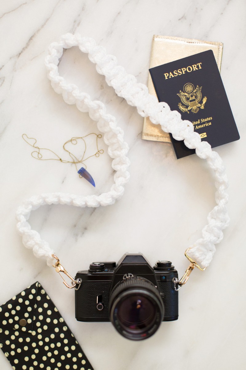 DIY : Personnaliser son stras avec le macramé - http://lovelyindeed.com/diy-macrame-camera-strap/