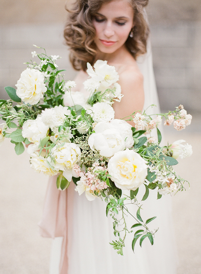 La mariée et son bouquet de fleurs blanches - photo romantique et délicate - Interview de Marie Filmphotographer pour portraitoupaysage.com