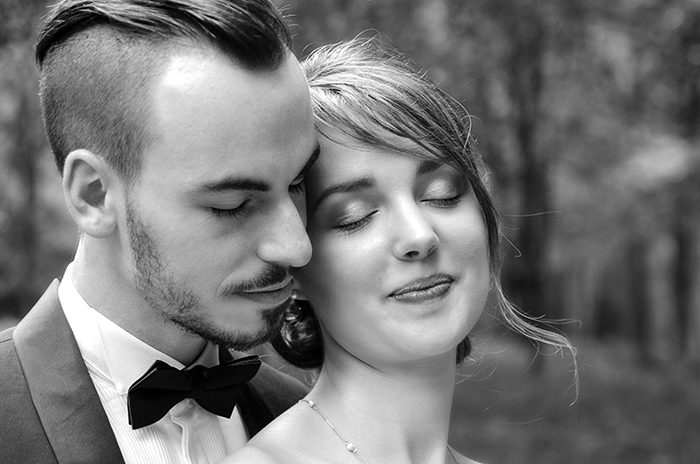 Photographie d'une couple de mariés, en noir et blanc, par annazawisny.com