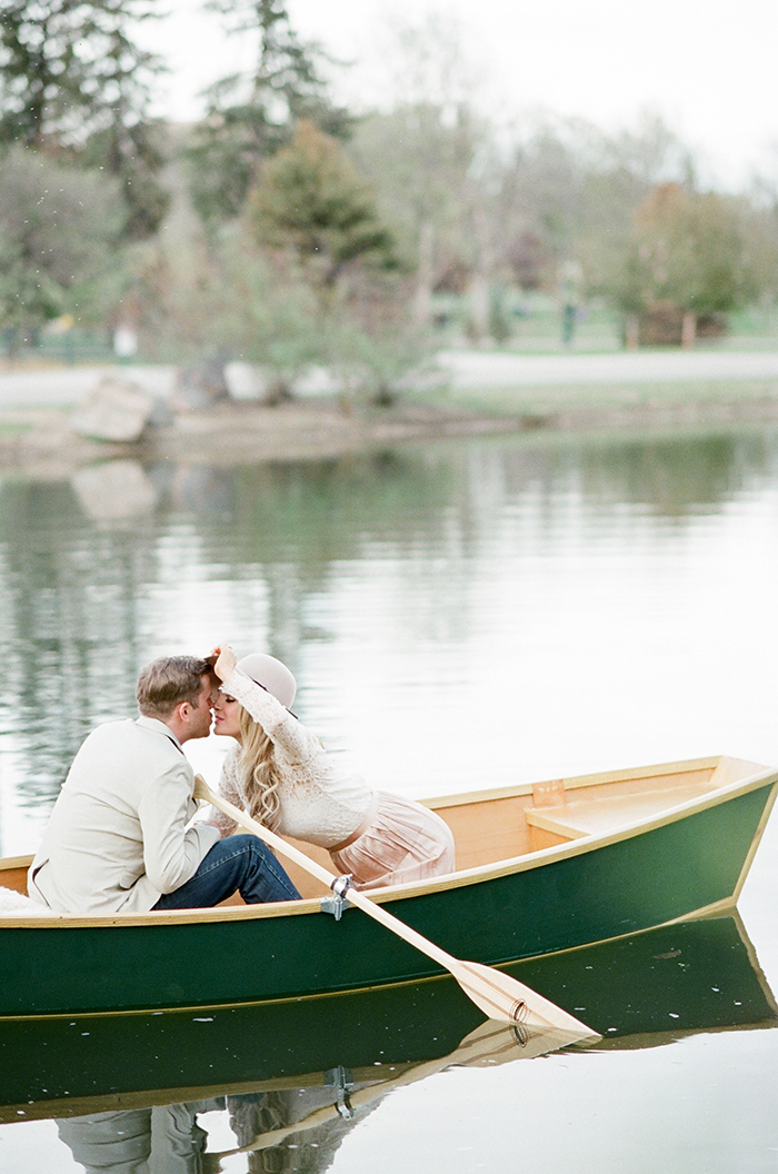 Mariés qui s'embrassent dans une petite barque sur l'eau. C'est beau et romantique. Par Tamara Gruner Photographer