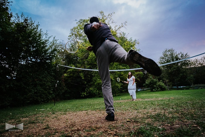 Des mariés qui jouent au tennis. Par Benjamin Brette.