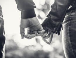 Photographe de mariage, avez-vous pensé à tout ? Devenir photographe de mariage : quelles sont les démarches administratives et juridiques ? Un article illustré des photos d'Amandine Thomas, photographe et de son avis à propos du livre "check-list".