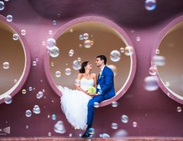 Photo issue d'un mariage : les mariés dans une bulle et entourés de bulles de savon.