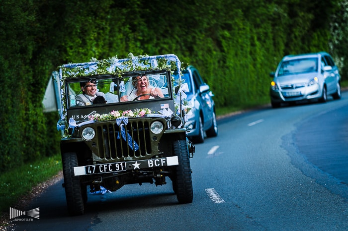 Le cortège de mariés dans un véhicule de l'armée décoré de fleurs ! Par Benjamin Brette