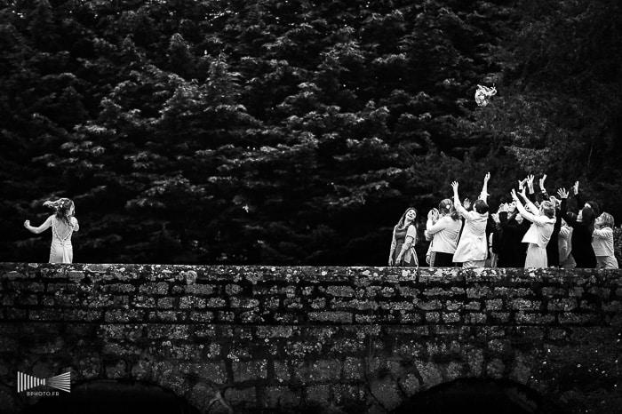 Le lancé du bouquet de la mariée - photo en noir et blanc par Benjamin Brette.