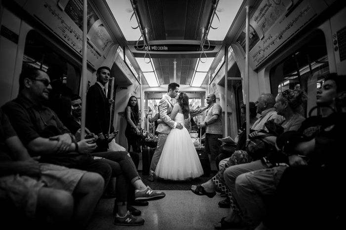 Des mariés dans le métro à Londres. Photographie noir et blanc par doctibphoto.com