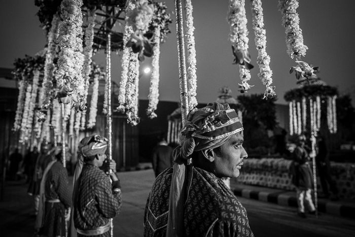 Photographie noir et blanc d'un mariage en Inde.