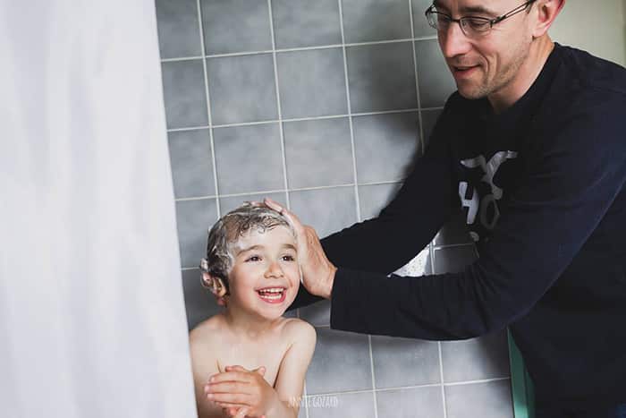 Photo d'un enfant sous la douche, reportage du quotidien, photographe de famille