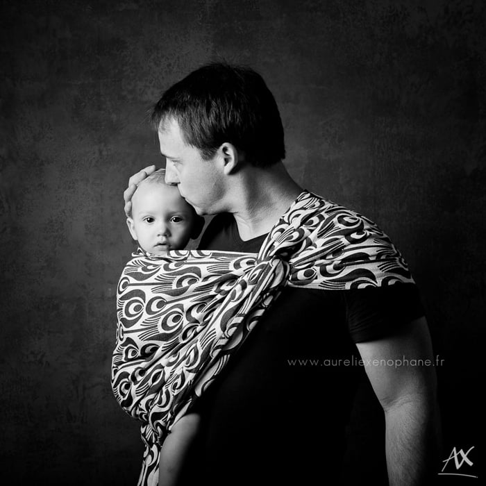 Un papa et son bébé, portage paternel - Un projet photo artistique de Aurélie Xenophane.