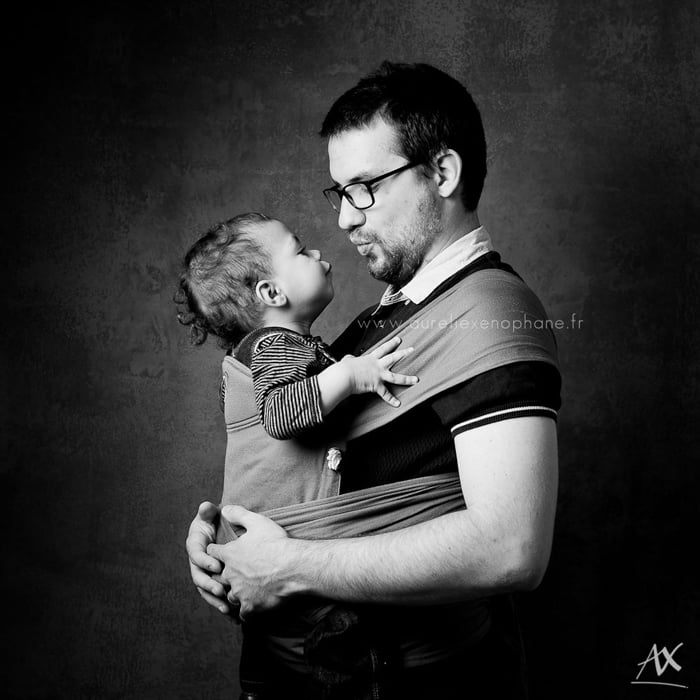 Image d'un papa et son bébé faisant un bisous - projet photo : Papa-porteur