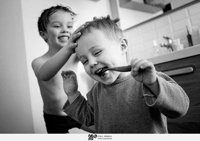 Enfants qui se brossent les dents - photographie du quotidien - collectif Joyeux Bazar - Sybil Rondeau Photographe