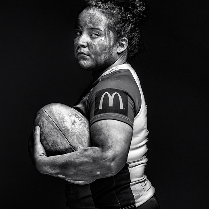 Joueuse de rugby - photographie artistique noir et blanc. Antoine Dominique